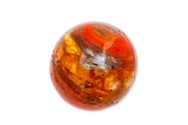 Beyaz arka plan üzerinde makro mineral taş jasper top yakın çekim