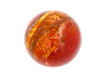 Beyaz arka plan üzerinde makro mineral taş jasper top yakın çekim