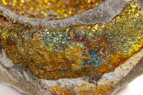 Makro Mineral Sten Pyrite Regnbåge Vit Bakgrund Närbild — Stockfoto