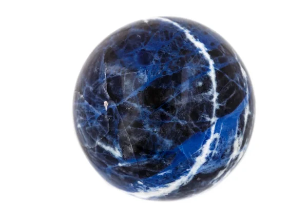 宏观矿物石头 Sodalite 球在白色背景关闭 — 图库照片