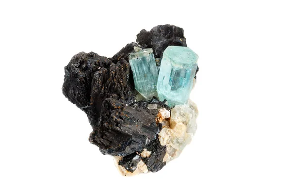 宏观矿物石头海蓝宝石和黑色碧玺 Schorl 在白色背景关闭 — 图库照片