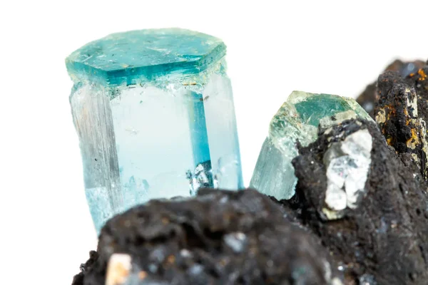 Macro Pierre Minérale Aquamarine Tourmaline Noire Schorl Sur Fond Blanc — Photo