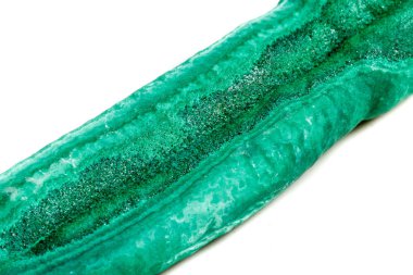 Makro mineral taş malakit sarkıt beyaz arka plan üzerinde Kapat