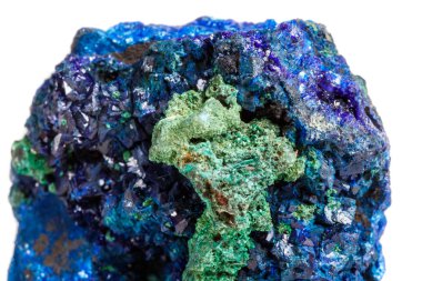 Makro mineral taş malakit beyaz arka plan üzerinde Azurit ile yakın çekim