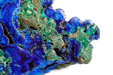 Makro mineral taş malakit beyaz arka plan üzerinde Azurit ile yakın çekim
