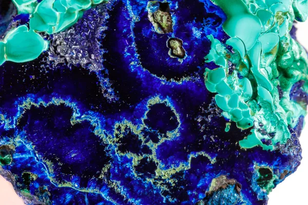 Makro mineral taş malakit beyaz arka plan üzerinde Azurit ile yakın çekim