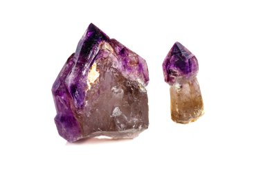 Rauchtopaz beyaz bir arka plan üzerinde makro Mineral taş Ametist birlikte dumanlı kuvars, yakın çekim
