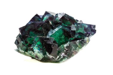 Beyaz arka plan üzerinde makro mineral taş florit