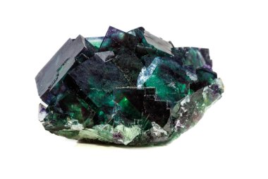 Beyaz arka plan üzerinde makro mineral taş florit