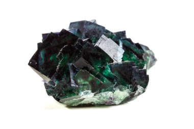 Beyaz arka plan üzerinde makro mineral taş florit