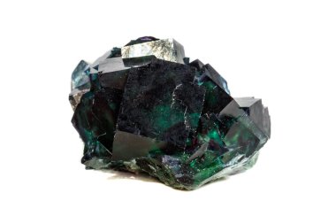 Beyaz arka plan üzerinde makro mineral taş florit