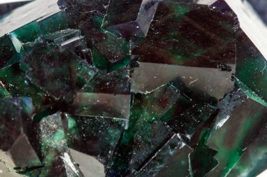 Beyaz arka plan üzerinde makro mineral taş florit