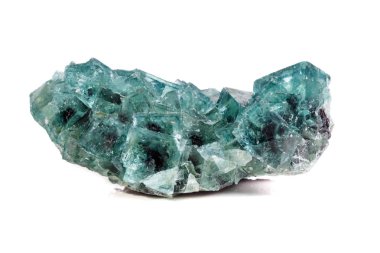 Beyaz arka plan üzerinde makro mineral taş florit