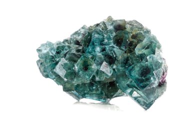 Beyaz arka plan üzerinde makro mineral taş florit