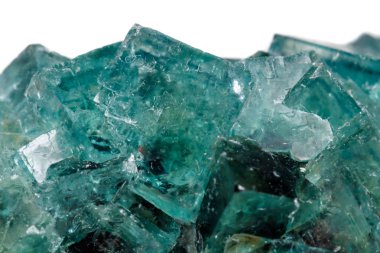 Beyaz arka plan üzerinde makro mineral taş florit