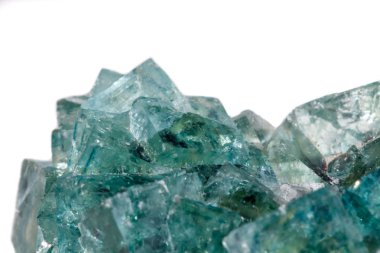 Beyaz arka plan üzerinde makro mineral taş florit