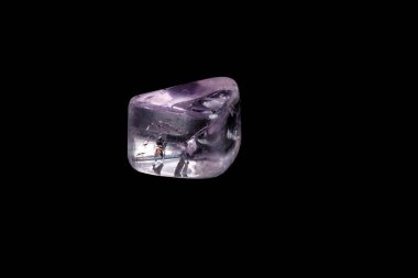 Makro mineral taş spodümen janneman siyah arka plan yakın çekim