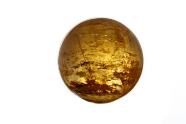 Makro mineral taş kalsit küresi beyaz bir arka plan üzerine yakın çekim
