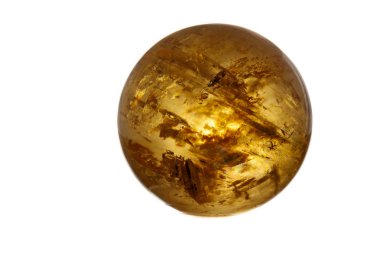 Makro mineral taş kalsit küresi beyaz bir arka plan üzerine yakın çekim