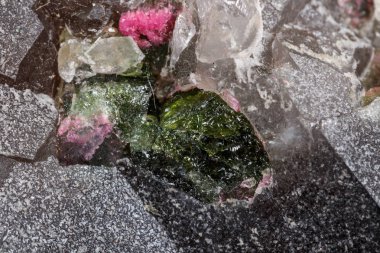 Kuvars beyaz bir arka plan üzerinde makro mineral Turmalin taş yakın çekim