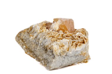 Makro mineral taş Scheelite beyaz bir arka plan üzerinde Kapat