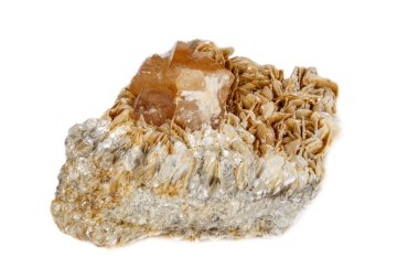 Makro mineral taş Scheelite beyaz bir arka plan üzerinde Kapat