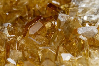 Barit beyaz bir arka plan üzerinde makro mineral taş barit kristalleri, yakın çekim