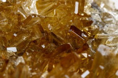 Barit beyaz bir arka plan üzerinde makro mineral taş barit kristalleri, yakın çekim