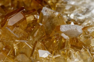 Barit beyaz bir arka plan üzerinde makro mineral taş barit kristalleri, yakın çekim