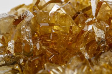 Barit beyaz bir arka plan üzerinde makro mineral taş barit kristalleri, yakın çekim