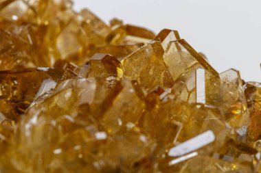 Barit beyaz bir arka plan üzerinde makro mineral taş barit kristalleri, yakın çekim