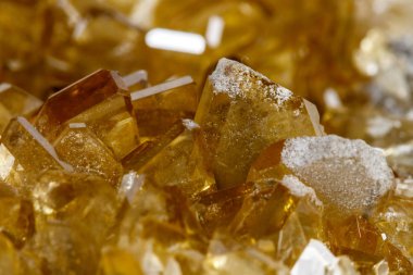 Barit beyaz bir arka plan üzerinde makro mineral taş barit kristalleri, yakın çekim