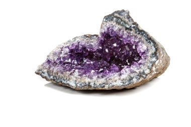 Makro Mineral taş fırçalanabilir beyaz bir arka plan üzerinde Rock'daki yakın çekim