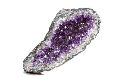 Makro Mineral taş fırçalanabilir beyaz bir arka plan üzerinde Rock'daki yakın çekim