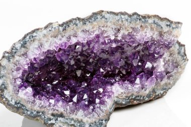 Makro Mineral taş fırçalanabilir beyaz bir arka plan üzerinde Rock'daki yakın çekim