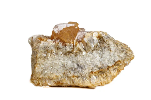 Makro Mineralstein Scheelit Auf Weißem Hintergrund Nahaufnahme — Stockfoto