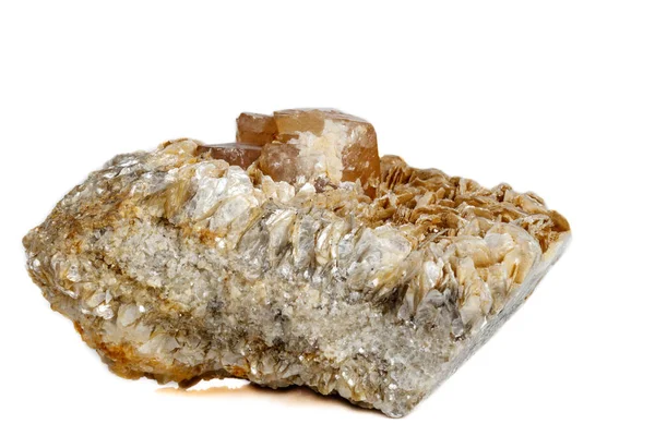 Makro Mineral Taş Scheelite Beyaz Bir Arka Plan Üzerinde Kapat — Stok fotoğraf