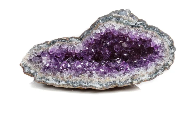 Macro Mineral Batu Amethysts Batu Pada Latar Belakang Putih Menutup — Stok Foto