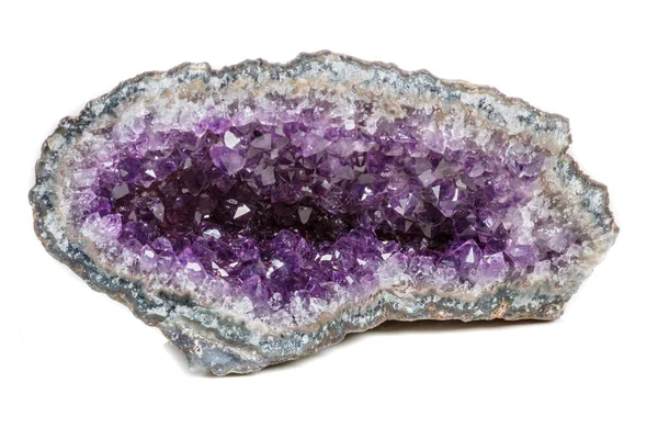 宏观矿物石头紫水晶在岩石在白色背景关闭 — 图库照片
