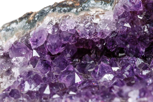 Makromineralstein Amethyste Gestein Auf Weißem Hintergrund Nahaufnahme — Stockfoto