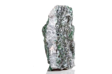 Makro mineral taş Fuchsite beyaz bir arka plan üzerinde Kapat