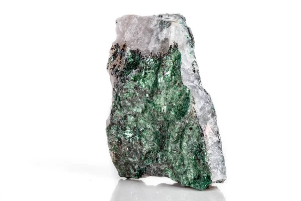 Makro Mineral Sten Fuchsite Vit Bakgrund Nära Håll — Stockfoto