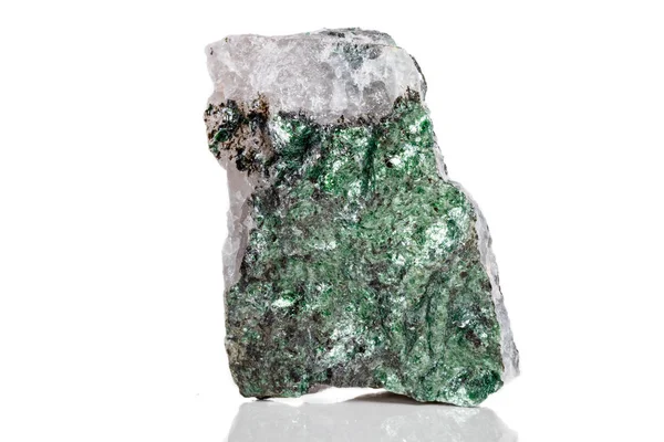 Макро Мінеральний Камінь Fuchsite Білому Тлі Крупним Планом — стокове фото