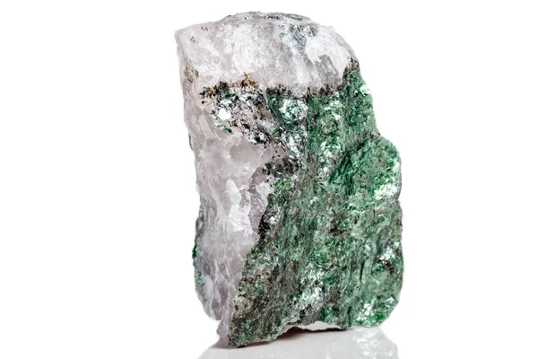 Makro Mineral Taş Fuchsite Beyaz Bir Arka Plan Üzerinde Kapat — Stok fotoğraf