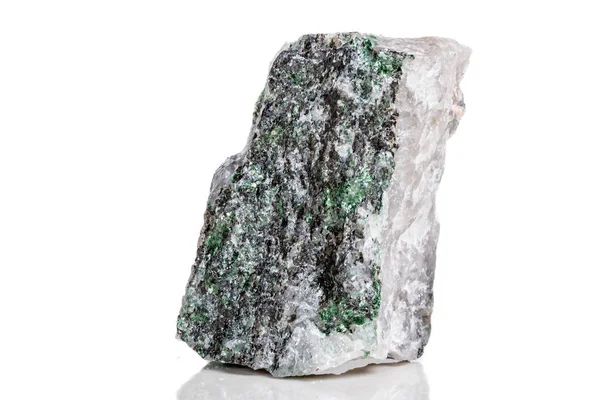 Makro Mineral Taş Fuchsite Beyaz Bir Arka Plan Üzerinde Kapat — Stok fotoğraf