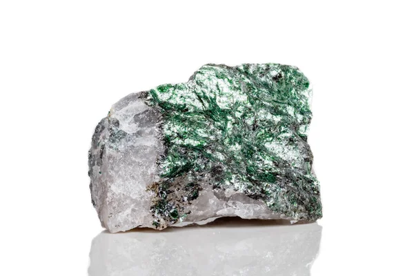 Pedra Mineral Macro Fuchsite Fundo Branco Fechar — Fotografia de Stock