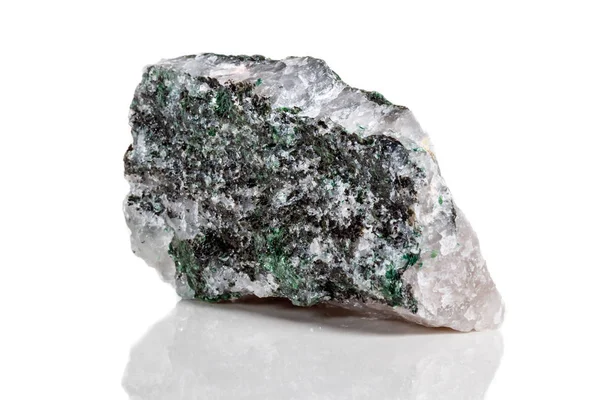 Pedra Mineral Macro Fuchsite Fundo Branco Fechar — Fotografia de Stock