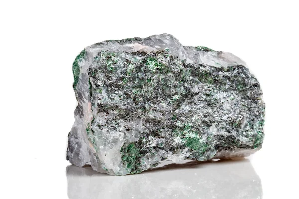 Makro Mineralstein Fuchsit Auf Weißem Hintergrund Nahaufnahme — Stockfoto