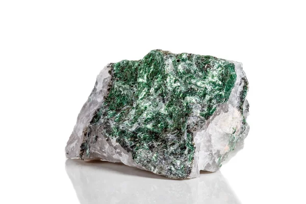 Pedra Mineral Macro Fuchsite Fundo Branco Fechar — Fotografia de Stock