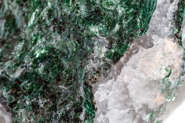 Makro Mineral Taş Fuchsite Beyaz Bir Arka Plan Üzerinde Kapat — Stok fotoğraf